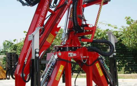 Forestry crane TFC5100 FORESTAL - Lateral control seat and distributor with joystick